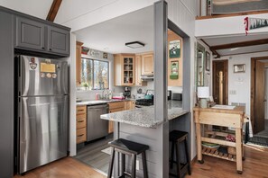 Jääkaappi, mikroaaltouuni, uuni, liesi