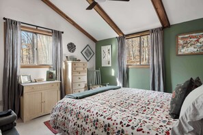 5 bedrooms, WiFi, bed sheets - Mountainside w/Fireplace, Fire Pit, Wifi & More (Berkeley Springs)