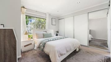 4 bedrooms, in-room safe, desk, iron/ironing board