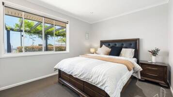 4 chambres, coffres-forts dans les chambres, bureau