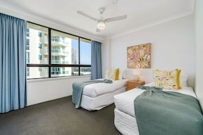 2 bedrooms, iron/ironing board, WiFi, bed sheets - Carrington Getaway - Ocean Views, WiFi & Parking (Main Beach)