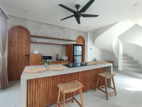 Fridge, microwave, stovetop, electric kettle - Mandapa Villa Kedungu by ABM (Tabanan)