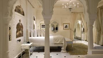 Kahden hengen luksushuone | Tallelokero huoneessa, työpöytä