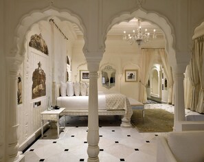 Habitación doble de lujo | Caja de seguridad en la habitación y escritorio 