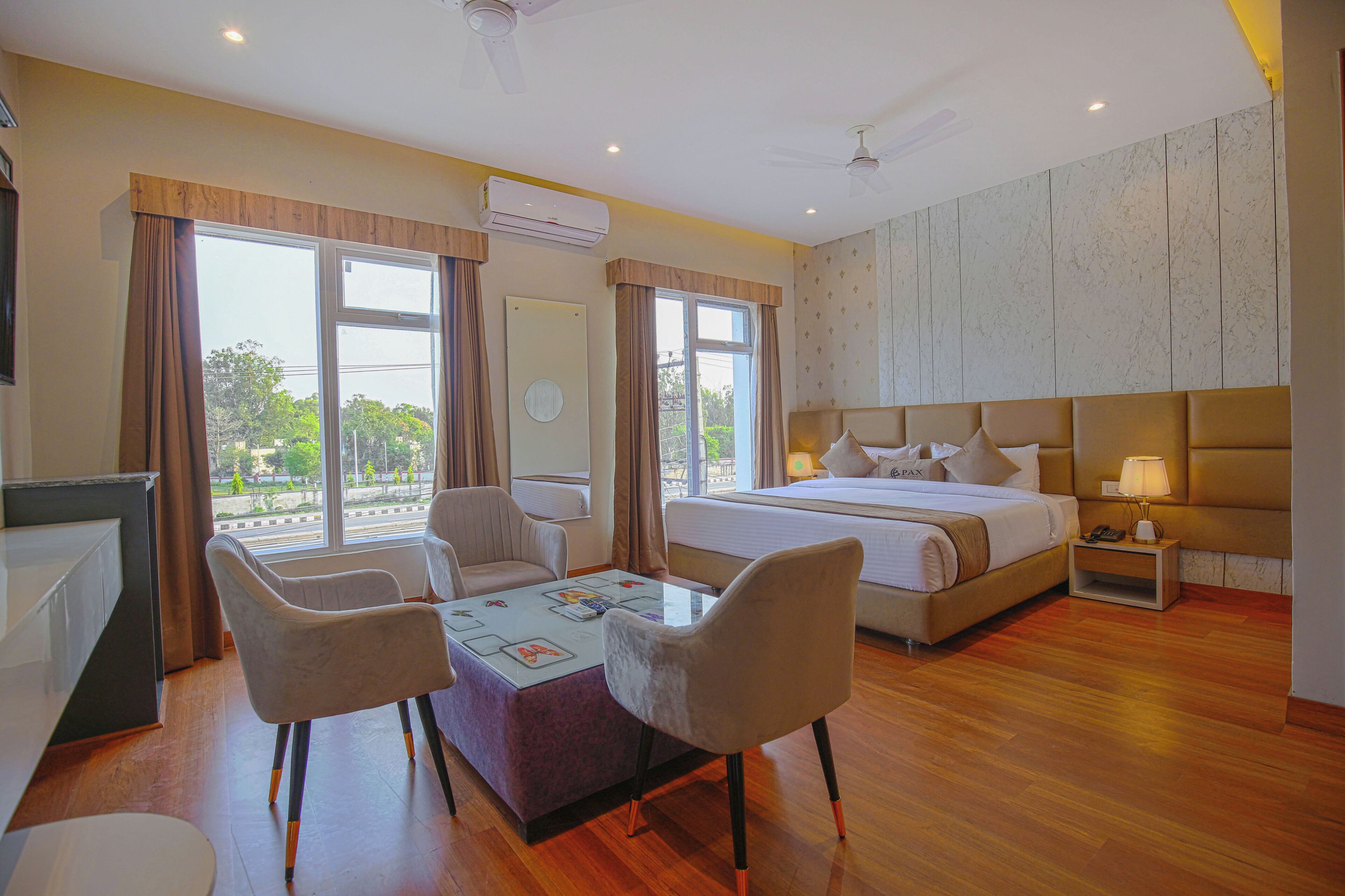 Family Room, 1 King Bed, City View | City view