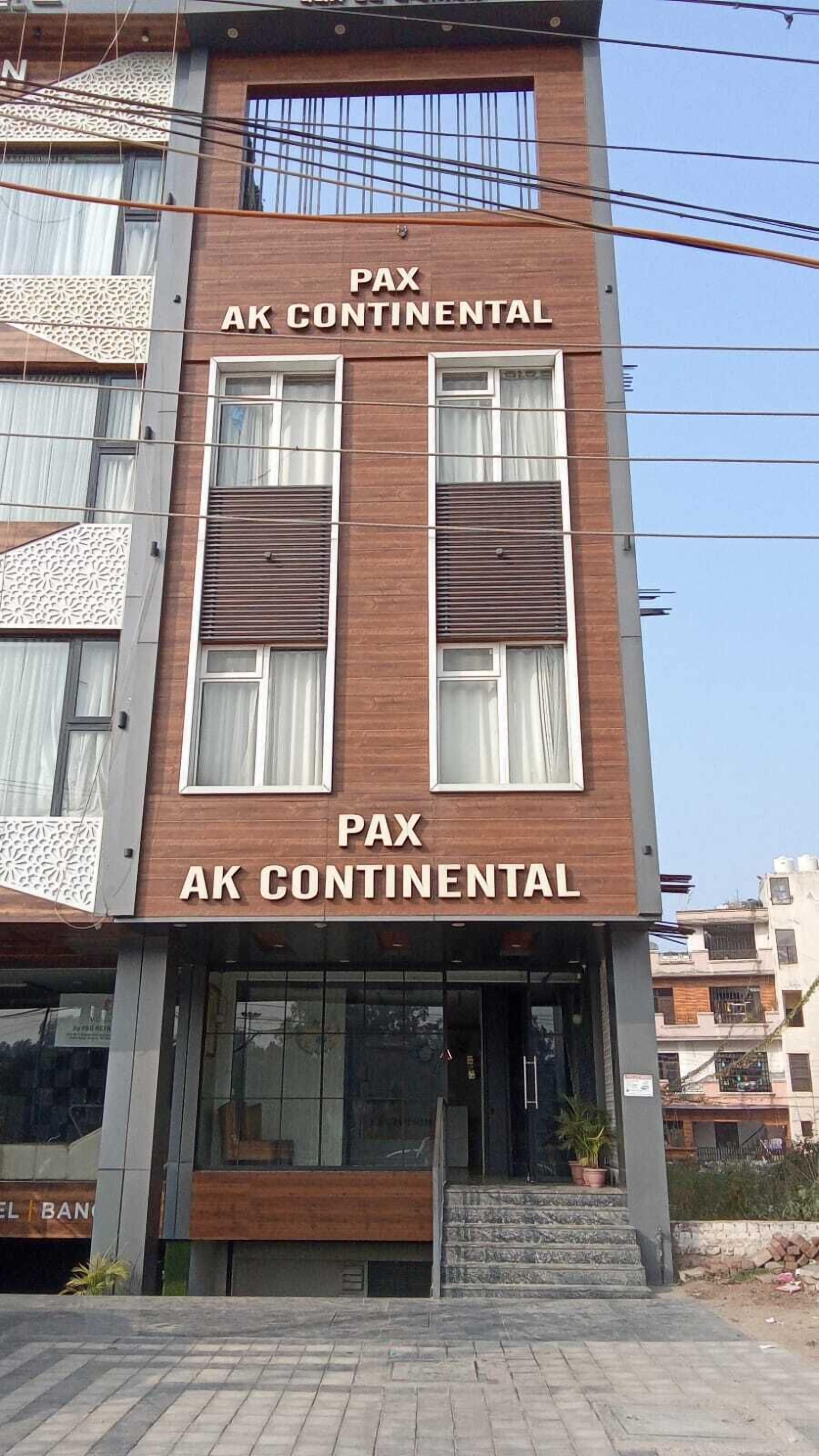 Un edificio con el letrero "PAX AK CONTINENTAL", que indica que es un hotel.