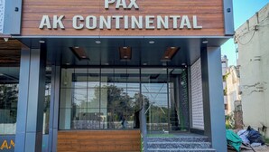 Un edificio con un cartello che riporta la scritta "PAX AK CONTINENTAL".