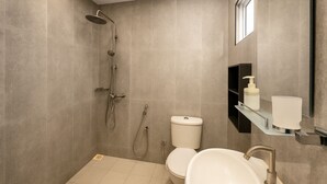 A modern bathroom with a walk-in shower, toilet, and sink. - Elysian Hideaway Maafushi (Maafushi)