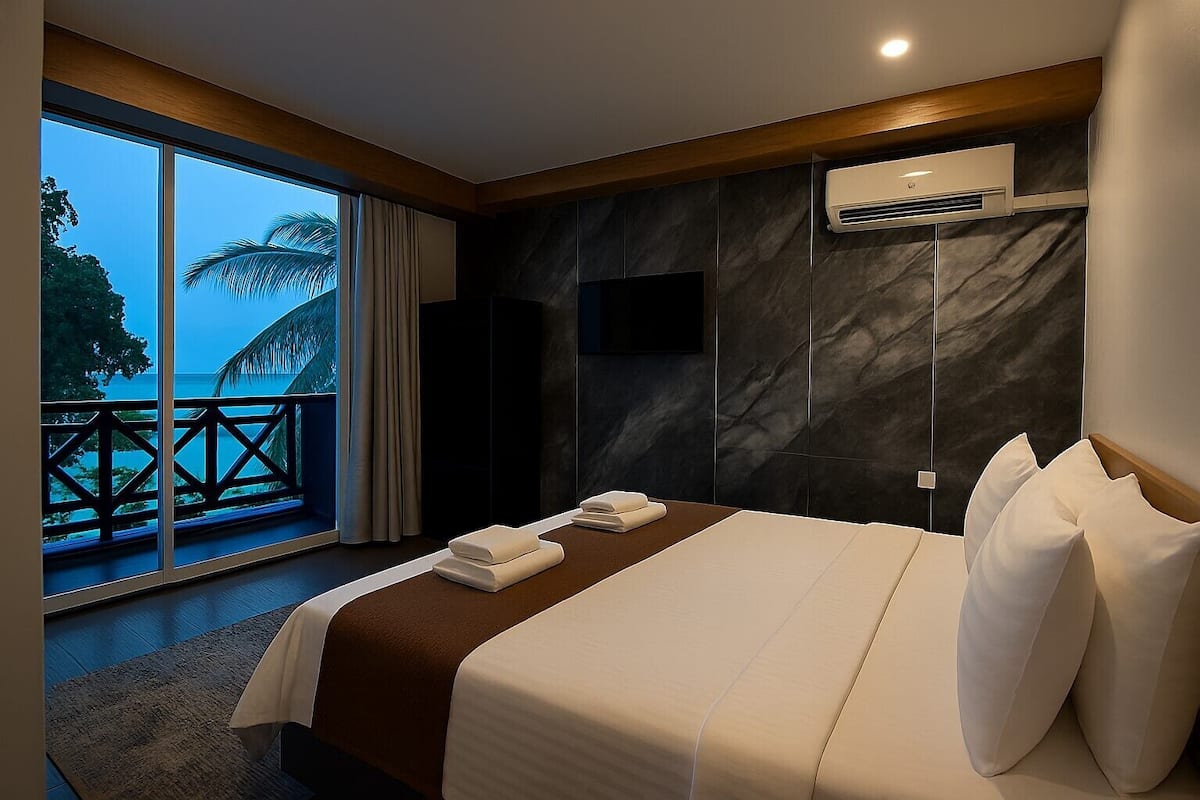 Une chambre d’hôtel avec un grand lit, une télévision, la climatisation et un balcon avec vue sur la mer.