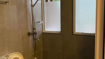 Superior kamer, 1 twee- of 2 eenpersoonsbedden, balkon, uitzicht op zee | Badkamer | Een douche, handdoeken, zeep, shampoo