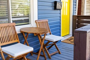 Outdoor dining - ★HostWise Stays★ Private Hot Tub | King beds |1 Block from Butler! (Pittsburgh)