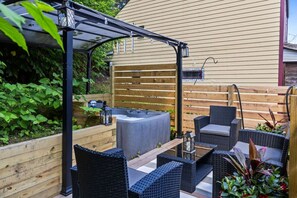Terrace/patio - ★HostWise Stays★ Private Hot Tub | King beds |1 Block from Butler! (Pittsburgh)
