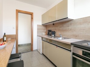 Kühlschrank, Herdplatte, Wasserkocher mit Kaffee-/Teezubehör