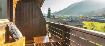 Central holiday apartment with ski access