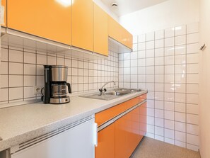 Réfrigérateur, plaque de cuisson, cafetière/bouilloire