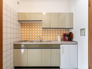 Kühlschrank, Herdplatte, Wasserkocher mit Kaffee-/Teezubehör