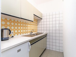 Fridge, stovetop, coffee/tea maker, electric kettle