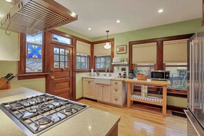 Fridge, microwave, oven, stovetop - The Orchard Oasis (Columbus)