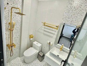 家庭公寓 | 浴室 | 淋浴設備、風筒、拖鞋、提供毛巾