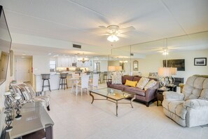 TV - Walk to Coast: Condo in Daytona Beach Shores! (Daytona Beach Shores)