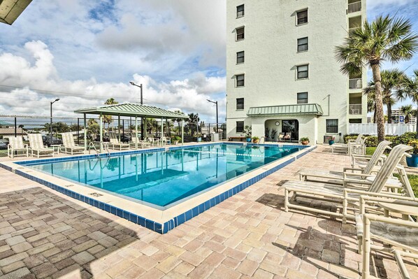 Pool - Walk to Coast: Condo in Daytona Beach Shores! (Daytona Beach Shores)