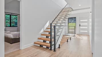 6 bedrooms, desk, iron/ironing board, travel cot