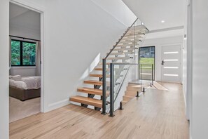 6 bedrooms, desk, iron/ironing board, travel cot