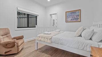 6 bedrooms, desk, iron/ironing board, travel cot