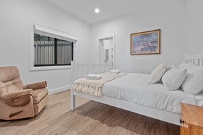 6 Schlafzimmer, Schreibtisch, Bügeleisen/Bügelbrett, Reisekinderbett