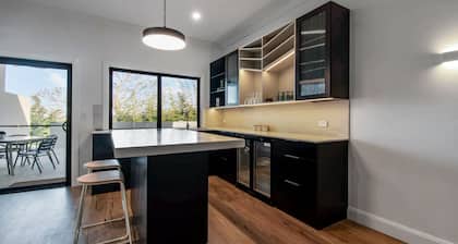 Vista Heights - Contemporary Entertainer