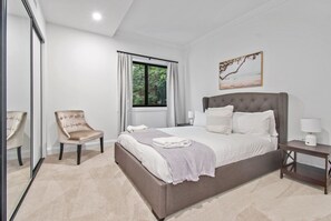 6 Schlafzimmer, Schreibtisch, Bügeleisen/Bügelbrett, Reisekinderbett