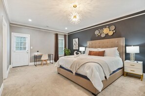 5 bedrooms, desk, iron/ironing board, free WiFi - Atlanta Gem, 3 miles to Mercedez Benz Stadium (Decatur)