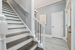 Interior - Atlanta Gem, 3 miles to Mercedez Benz Stadium (Decatur)