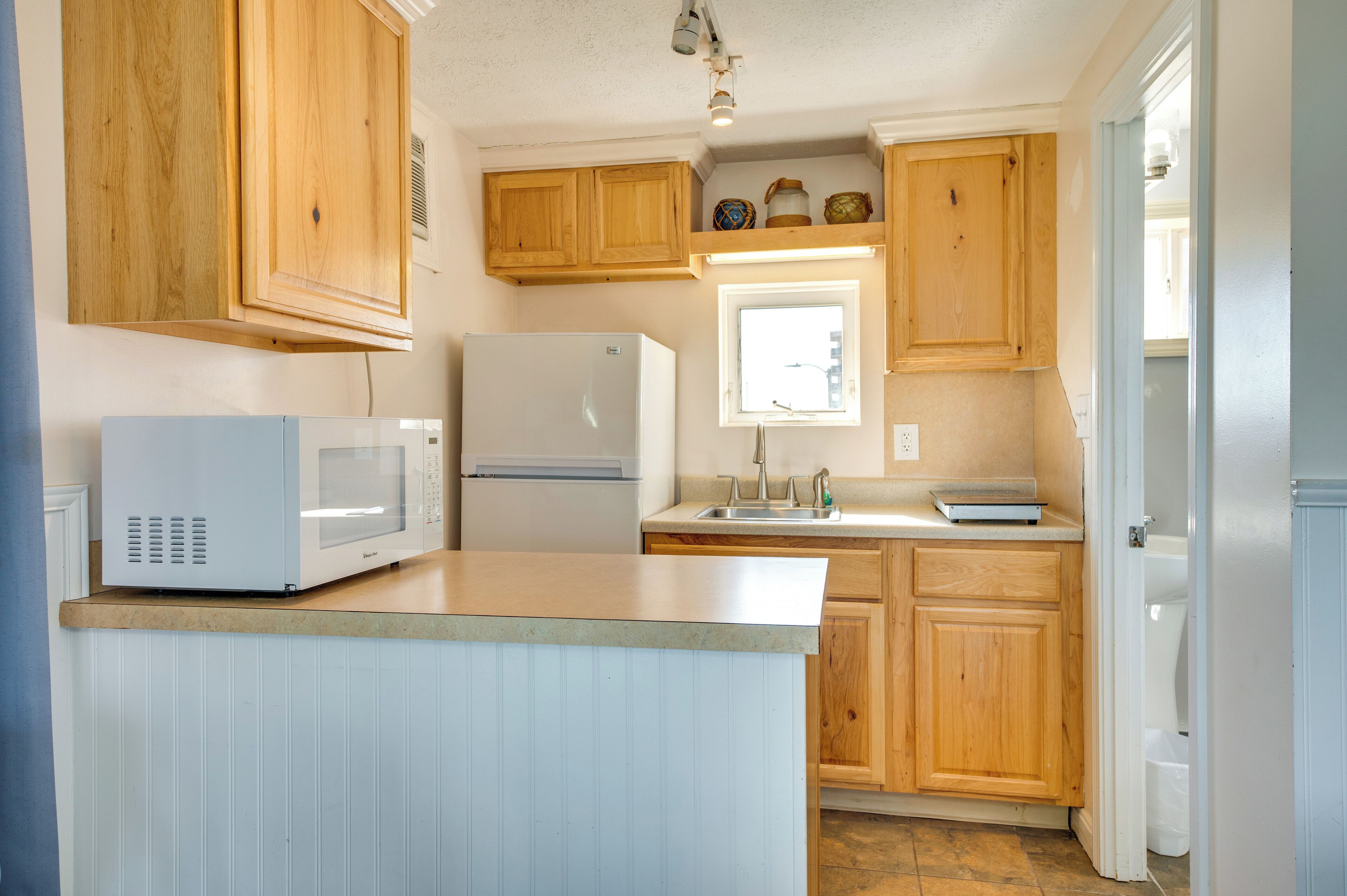 Coffee/tea maker, fridge, microwave, toaster