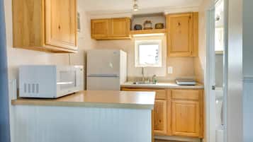 Coffee/tea maker, fridge, microwave, toaster