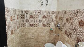 Chambre Deluxe, vue ville | Salle de bain | Serviettes fournies, savon, papier toilette