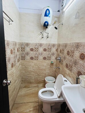 Deluxe Room, City View | Bathroom | Towels, soap, toilet paper - Rabbit Hut Guest House By GRB (Dehradun)