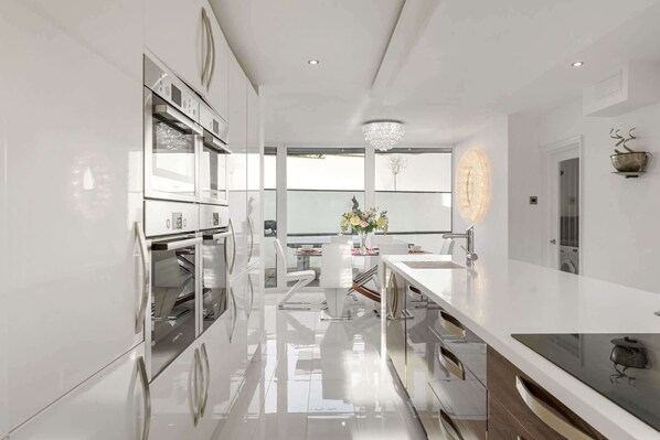 冷蔵庫、電子レンジ、オーブン、コンロ