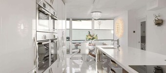 Spacious House - Pool, Games Room, Private Parking