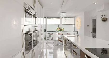 Spacious House - Pool, Games Room, Private Parking