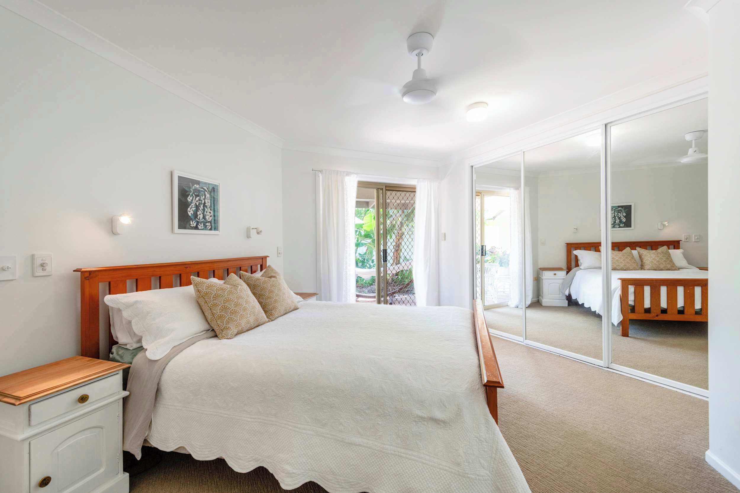 4 habitaciones, tabla de planchar con plancha, wifi y ropa de cama 