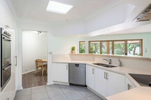 Een microgolfoven, een oven, een vaatwasser