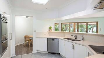Microwave, oven, dishwasher, coffee/tea maker
