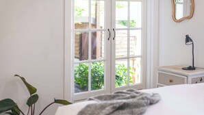 5 bedrooms, desk, iron/ironing board, WiFi