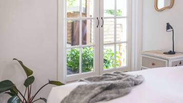 5 bedrooms, desk, iron/ironing board, WiFi