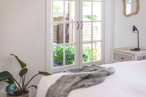 5 bedrooms, desk, iron/ironing board, WiFi