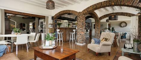 Daily continental breakfast (EUR 15 per person)