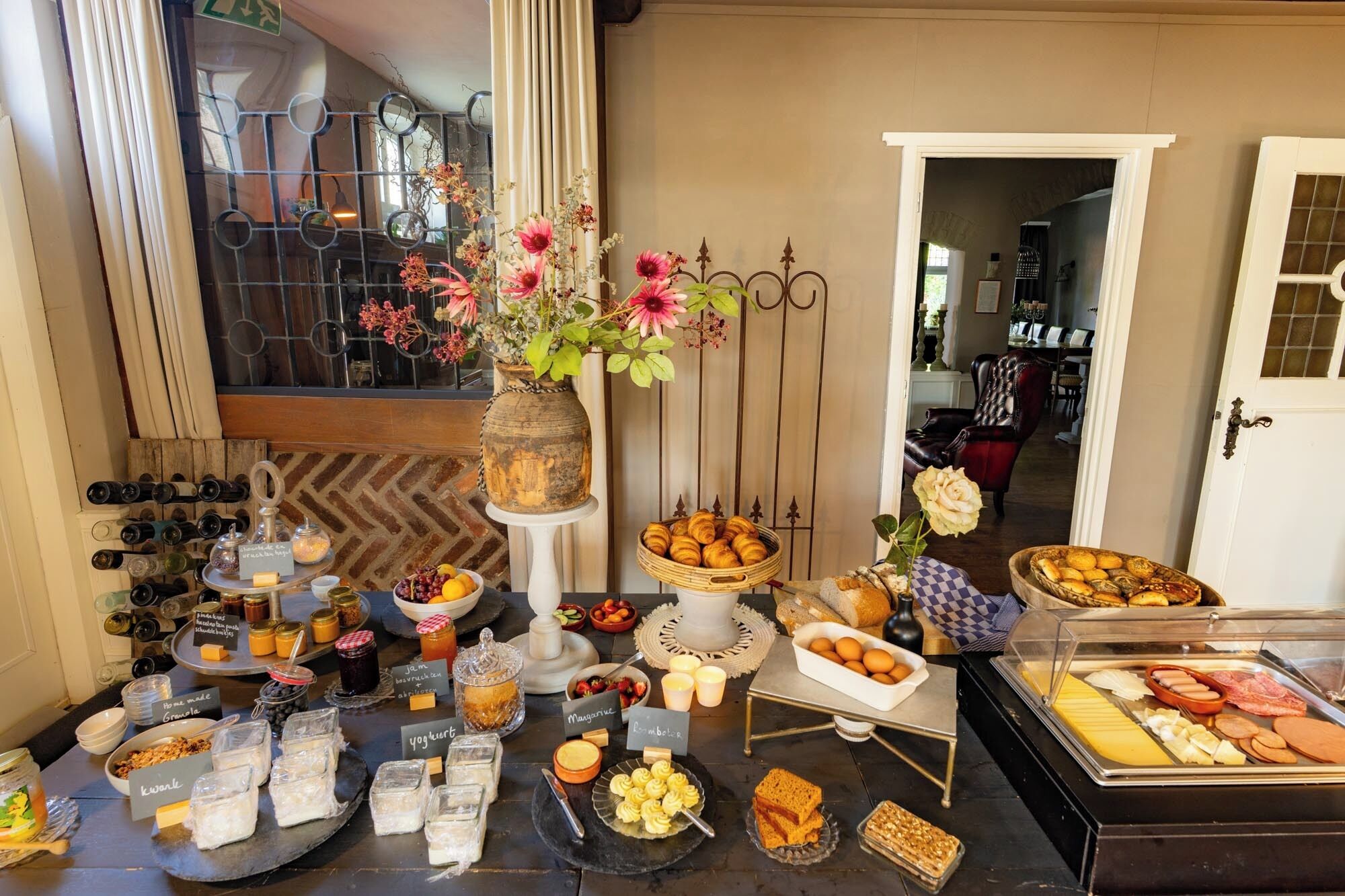 Dagelijks continentaal ontbijt (EUR 16 per persoon)