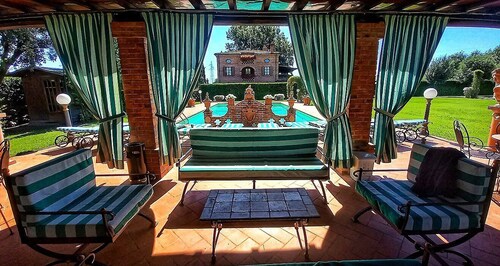 Villa Rivaflora: A splendid three-story villa situated in a quiet location, a few minutes from the town center, with Free WI-FI.