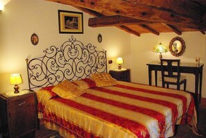 4 bedrooms, free WiFi, bed sheets - Villa Rivaflora: A splendid three-story villa situated in a quiet location, a few minutes from the town center, with Free WI-FI. (Foiano della Chiana)